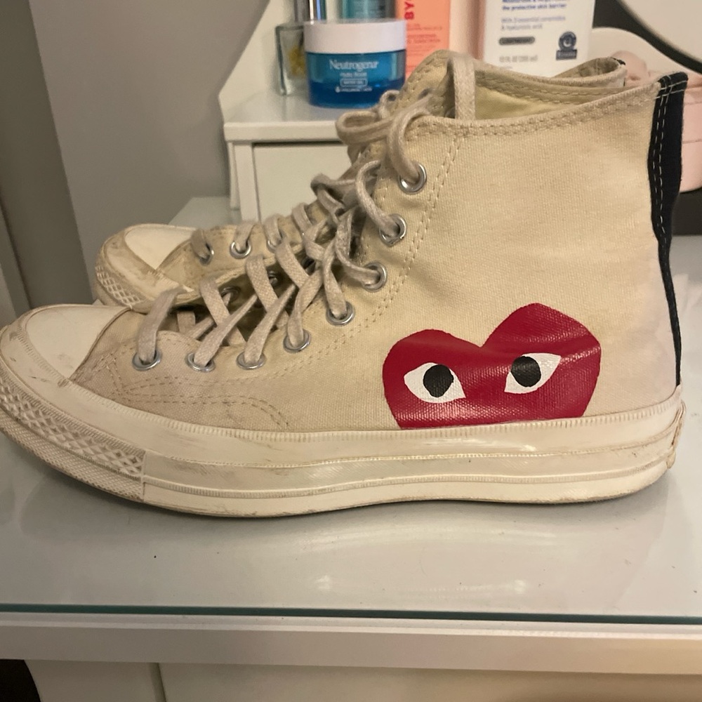 Size women’s 9. One button missing on the inside, other than that super cute